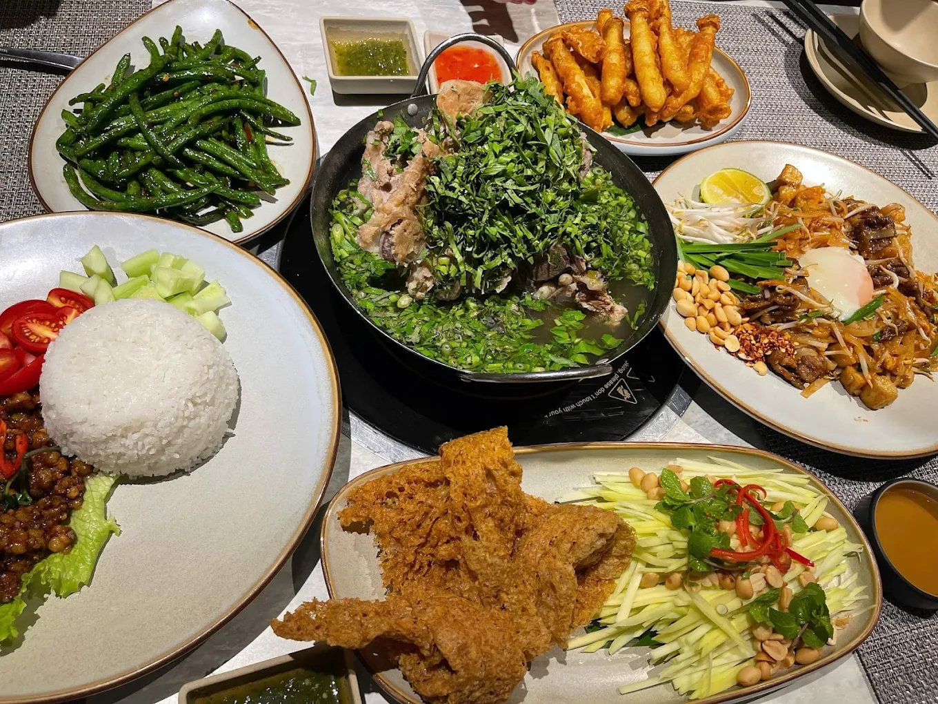 Hương vị món ăn tại đây mang đậm nét truyền thống của xứ sở Chùa Vàng, đem tới cho thực khách trải nghiệm bữa tối tốt nhất